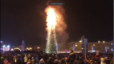 На Сахалине в новогоднюю ночь сгорела главная 25-метровая елка 