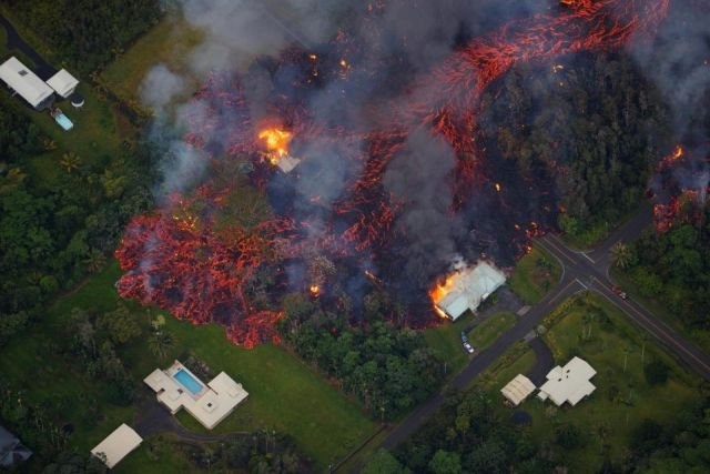 ВИДЕО: из вулкана на Гавайях течет все больше лавы, ожидается мощное извержение