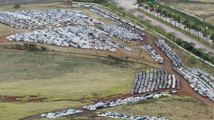 На Гавайях тысячи прокатных автомобилей поставили на одну парковку