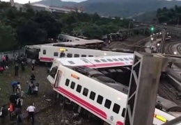 Поезд сошел с рельсов на Тайване, число раненых превысило 150 человек  