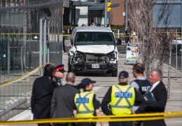 При наезде фургона на пешеходов в Торонто погибли 10 и пострадали 15 человек 