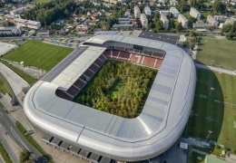 Инсталляция: Лес внутри стадиона Вёртерзе-Штадион в Австрии