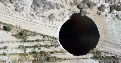  В Чили открылась гигантская воронка диаметром 30 метров 