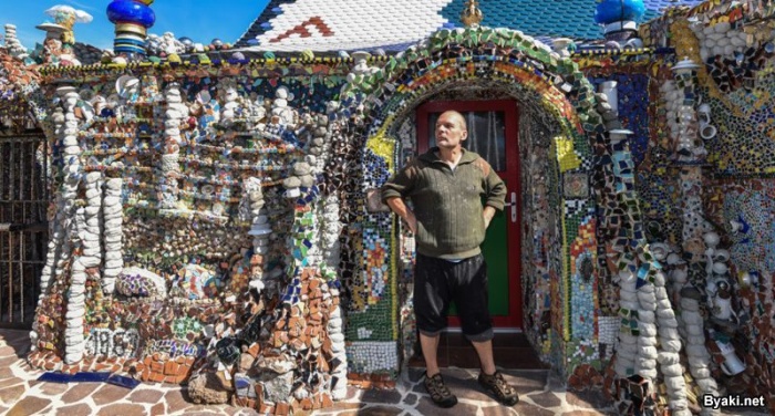 Дом-мозаика из хлама, на который создатель потратил семь лет и 100 000 евро