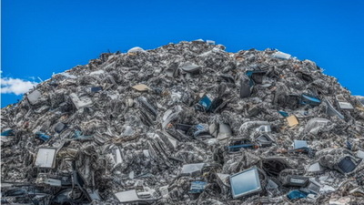 В ООН бьют тревогу: мир накрывает цунами электронного мусора, а в землю закапываются миллиарды долларов 
