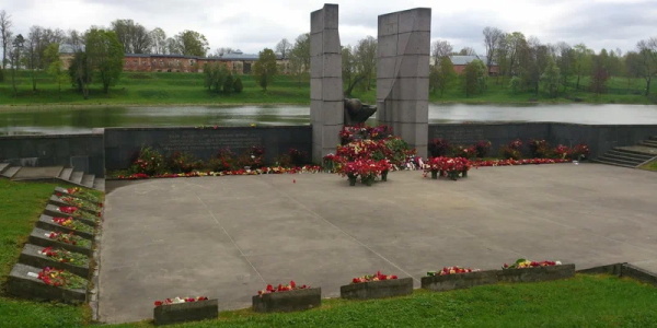 Тарту просит государство убрать из парка Раади памятник советским воинам
