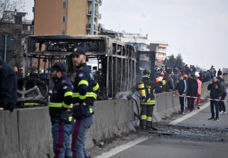 В Италии водитель школьного автобуса поджег его вместе с детьми, все дети спасены