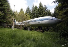 Пенсионер построил себе среди леса дом из самолета Boeing 727