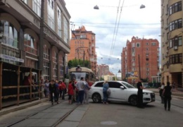 Автохам заблокировал движение трамваев на Дмитровской, а потом звонил маме жаловаться