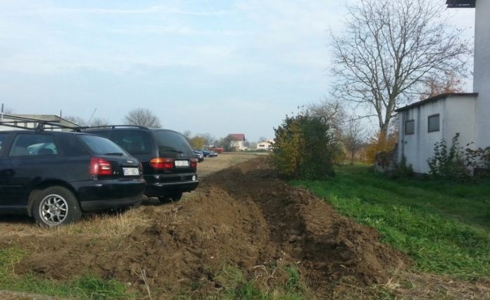 Хорватский фермер распахал землю на самовольной стоянке, заблокировав около 50 машин