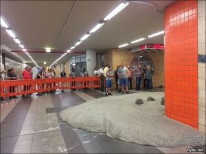 Строители случайно разлили 5 кубометров бетона в метро