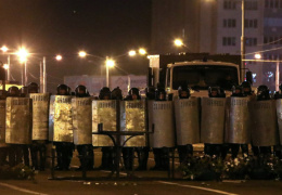 Демонстранты в Минске вышли к оцеплению у дворца Лукашенко. В центр города стянуты колонны спецтехники и автобусы с силовиками 