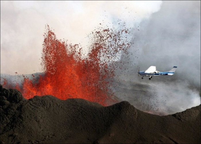Экстремально низкий полет над извергающимся вулканом
