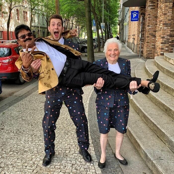 Бабушка и внук стали звездами интернета