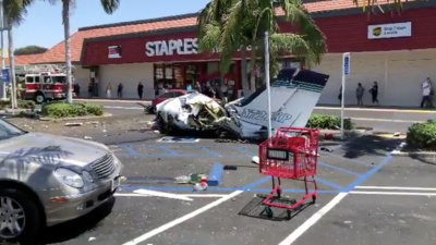 В США пять человек погибли в результате падения самолета на парковку торгового центра 