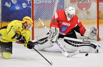 Нарвские хоккеисты выиграли у тартусцев и поднялись на первую строчку турнирной таблицы 