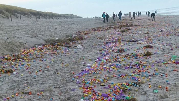 В Германии весь пляж засыпало киндер-сюрпризами