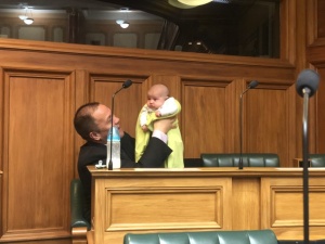 «Тише, ребенок кушает»: спикер парламента Новой Зеландии вел заседание с младенцем на руках 