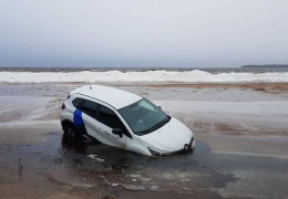 Аренда завершена! На берегу Финского залива бросили прокатный Renault