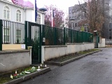 ФОТО: к посольству Франции в Таллинне несут цветы и свечи 