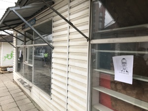 Подлежащие сносу киоски на нарвском рынке "Энергия" обклеили портретами мэра города 