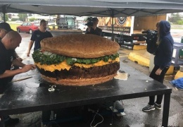 Самый большой гамбургер в мире, который можно заказать
