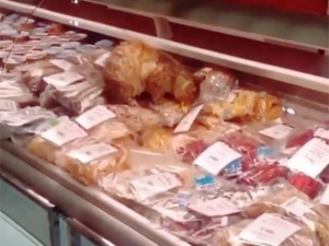 Бездомный кот устроил пир в аэропорту Владивостока, съев деликатесов на 60 тысяч рублей