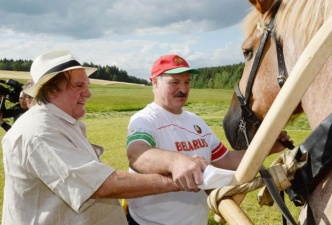 Лукашенко показал Депардье свою резиденцию и поучил косить