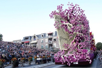 В голландском городе Зюндерт прошел традиционный парад цветов