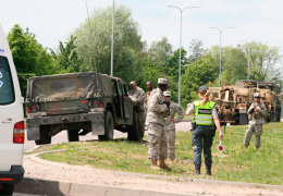 Hummer с американскими военными протаранил легковушку в Литве – СМИ
