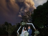  На Филиппинах провели свадебную церемонию на фоне извергающегося вулкана Тааль 