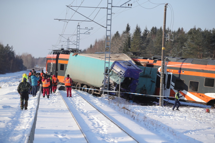 Под Кейла поезд столкнулся с грузовиком: девять человек пострадали 