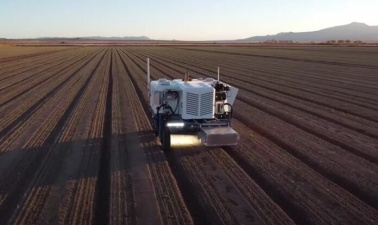 Роботизированный трактор может стрелять лазерами и уничтожать 100 000 сорняков в час