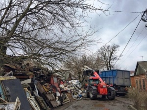 Ростовчанин пять лет копил мусор во дворе частного дома