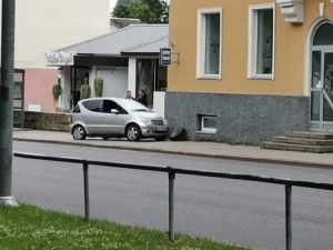 В центре Нарвы автомобиль развернуло на 180 градусов, но в полицейские сводки ДТП не попало