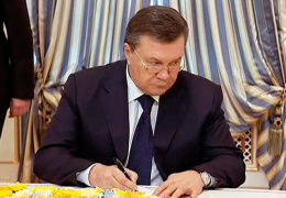 Украинская оппозиция на Майдане подписала соглашение с Януковичем, а Рада вернула Конституцию 2004 года