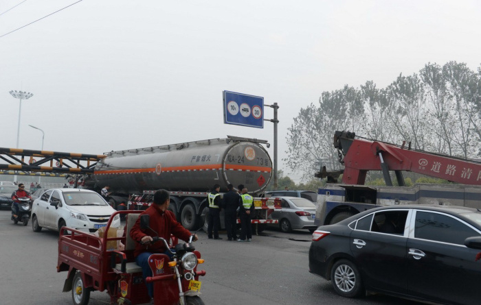 В Китае бензовоз врезался в ограничитель высоты