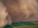  Из кабины вертолета: впечатляющие снимки песчаной бури, наступающей на город