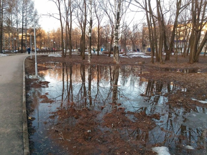 В Кирове после благоустройства парк затопило, треснул асфальт и все залило бурой грязью