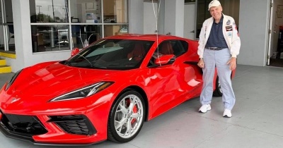  Ветеран отпраздновал свой 90-й день рождения, купив себе новый Chevrolet Corvette