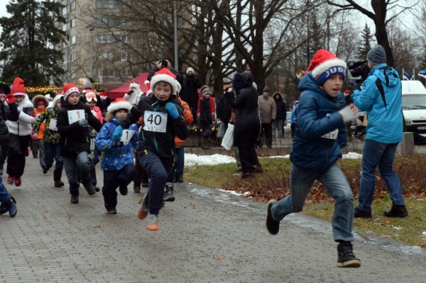 Видео. В Нарве состоялся Благотворительный рождественский забег