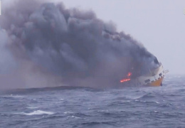 На месте затонувшего у берегов Франции сухогруза образовалось нефтяное пятно 