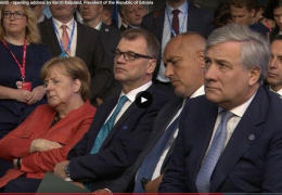 Устала: Меркель заснула во время речи президента Эстонии