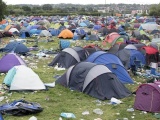 60 000 палаток и кучи мусора оставили после себя посетители музыкального фестиваля в Великобритании