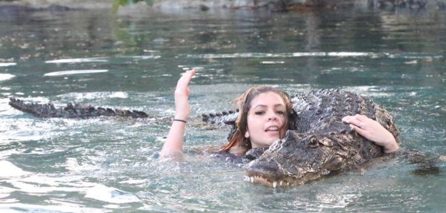  Бесстрашная девушка и крокодил