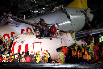 В аэропорту Стамбула самолет выкатился за ВПП и развалился на части: 52 человека пострадали 