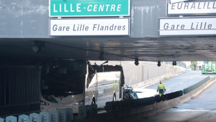 Двухэтажный автобус с туристами лишился крыши в результате ДТП на севере Франции 