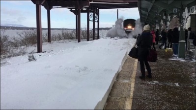 в США скоростной поезд завалил снегом пассажиров на перроне 