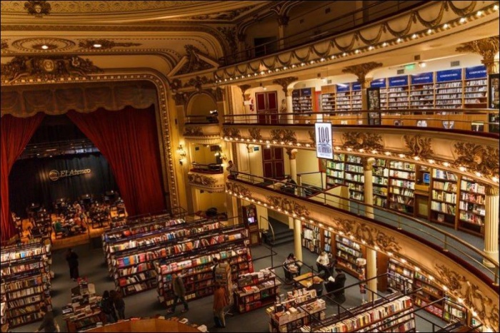 Книжный магазин в бывшем здании театра