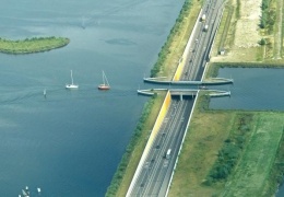  В Голландии построили водный мост, который ломает все законы физики 